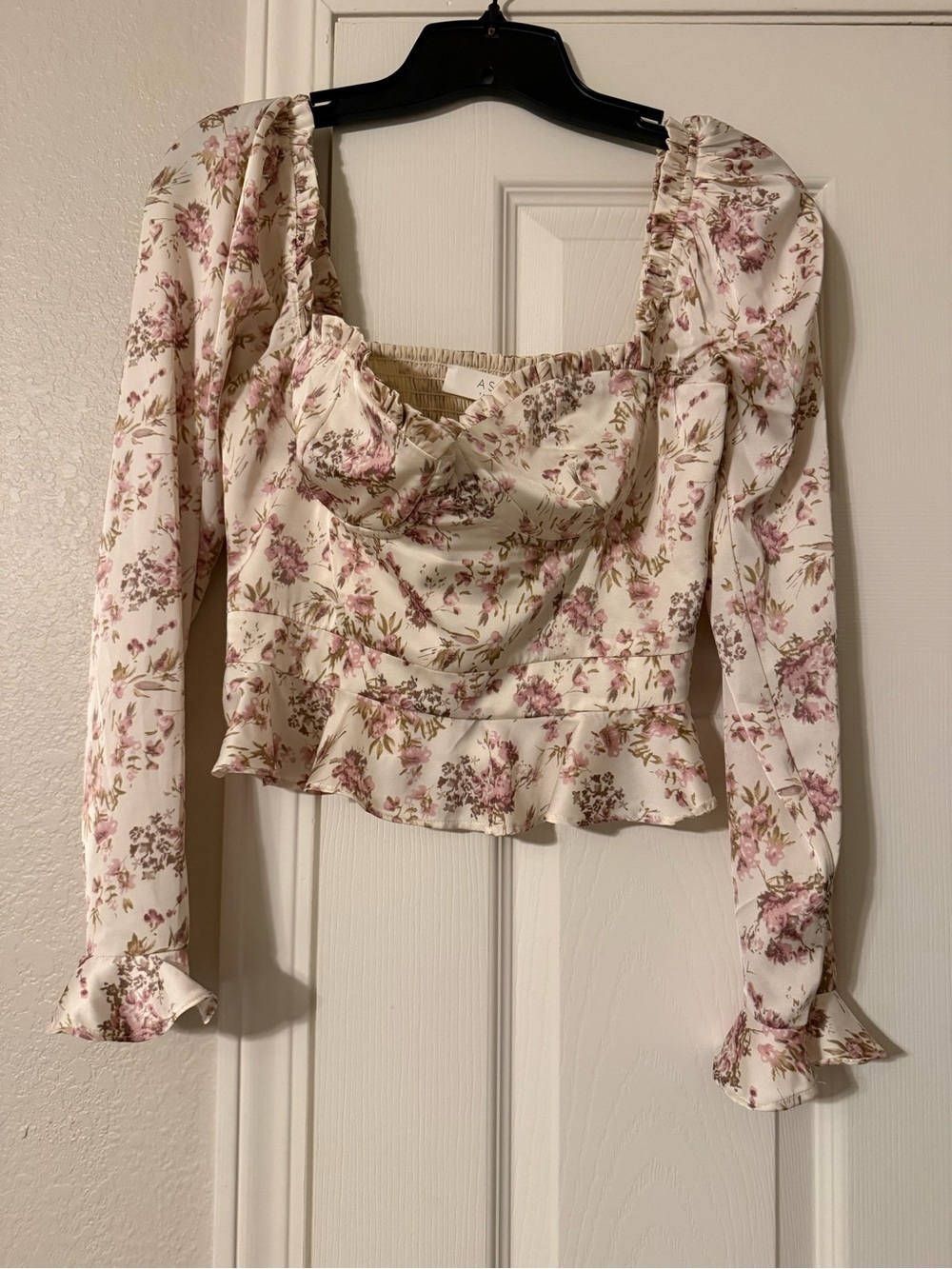 Astr Floral Puff Sleeve Peplum Blouse in Cream and Pink NWT!